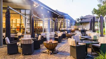 Petit déjeuner et déjeuner servis sur place, spécialités Cuisine locale