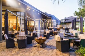 Café da manhã, almoço e jantar; culinária local 