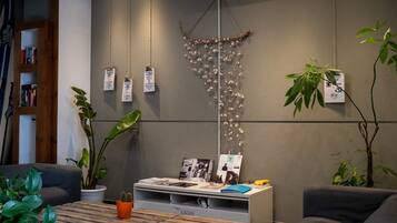 Serves breakfast, lunch and dinner