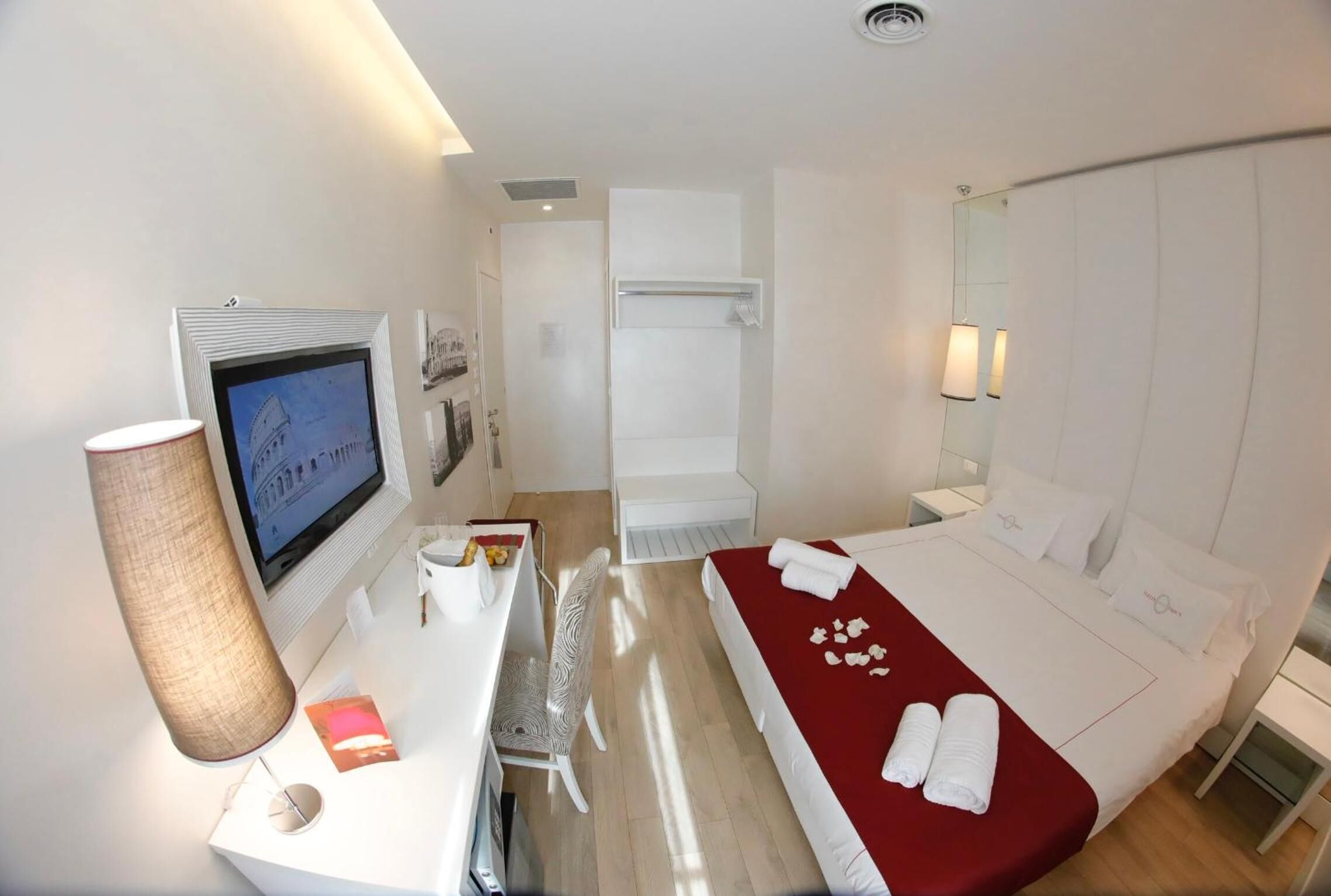 أغطية فراش متميزة وألحفة محشوة بالريش وأسرّة بطبقة علوية مريحة وميني بار