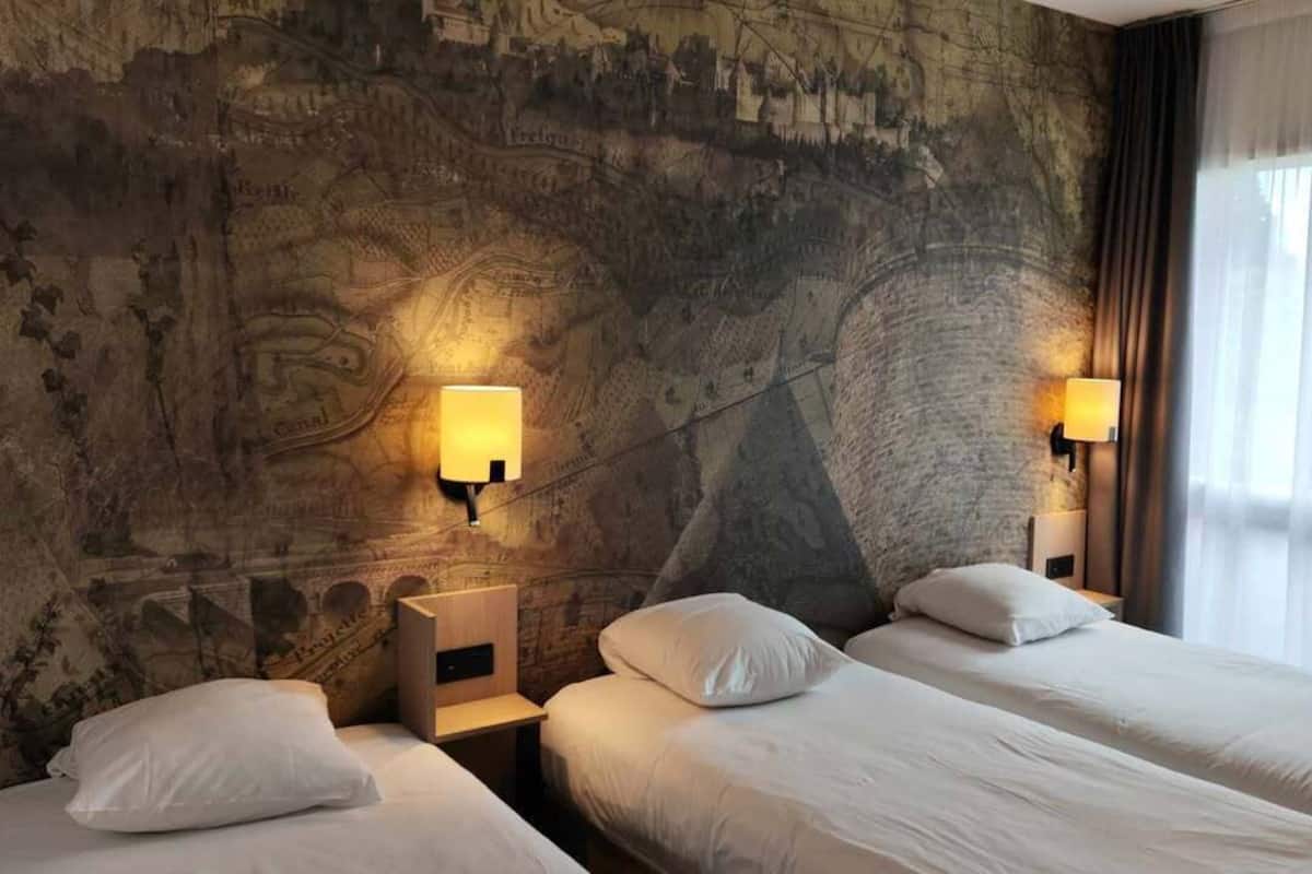 Standardværelse til 3 personer (3 Beds) | Skrivebord, arbejdsområde til bærbare computere, mørklægningsgardiner