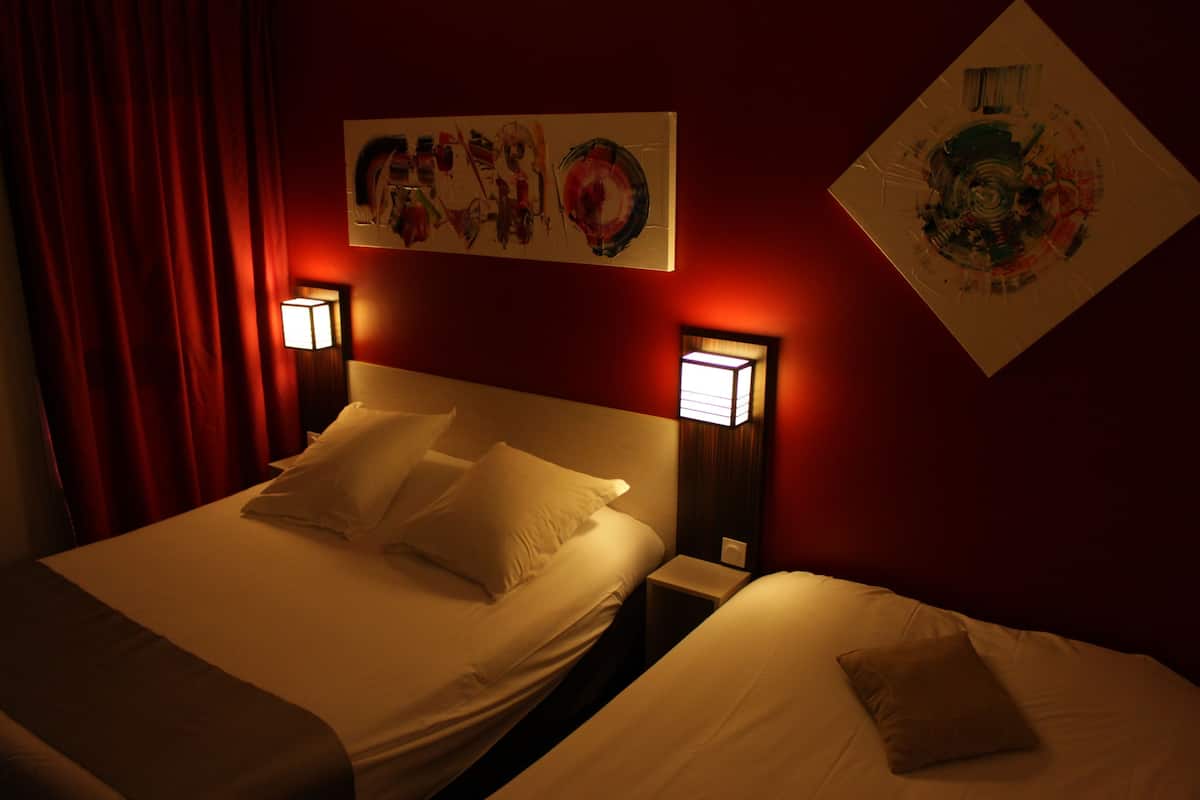 Skrivbord, arbetsyta för laptop, mörklÀggningsgardiner och ljudisolering