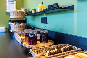 Una mesa de buffet con diversos alimentos y bebidas.