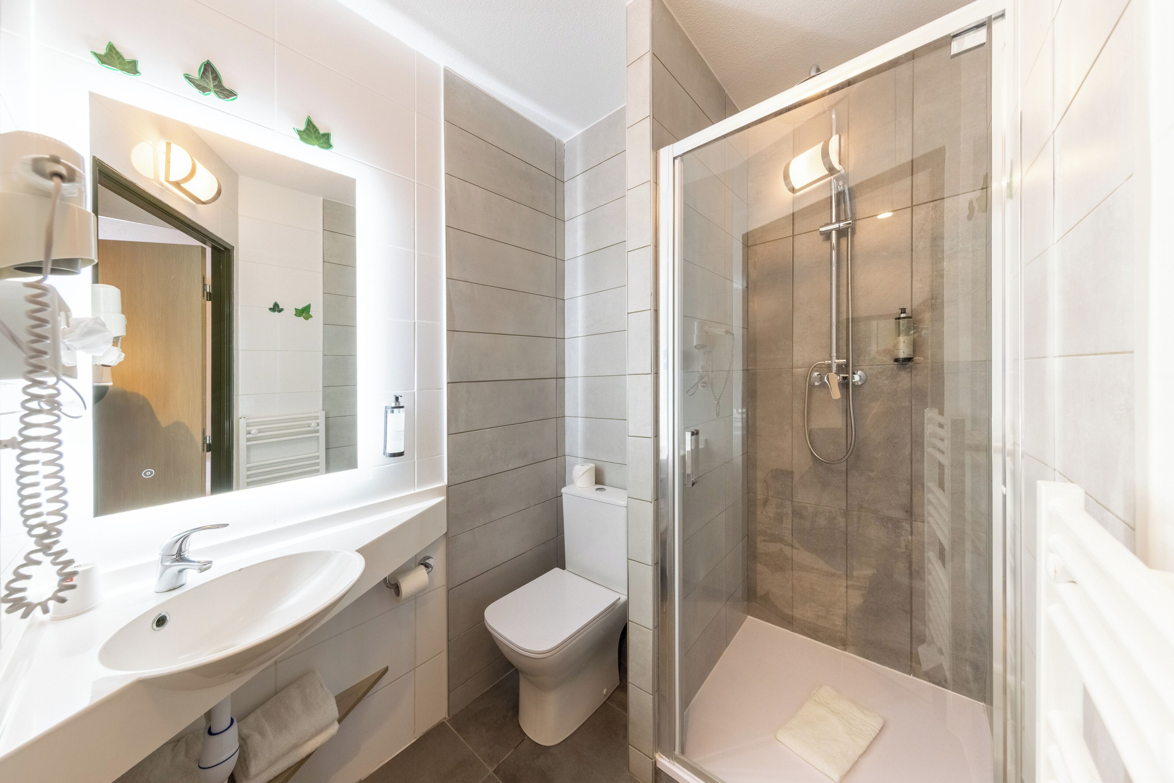 Dobbeltrom | Bad | Dusj, toalettartikler (inkludert), hårføner og håndklær