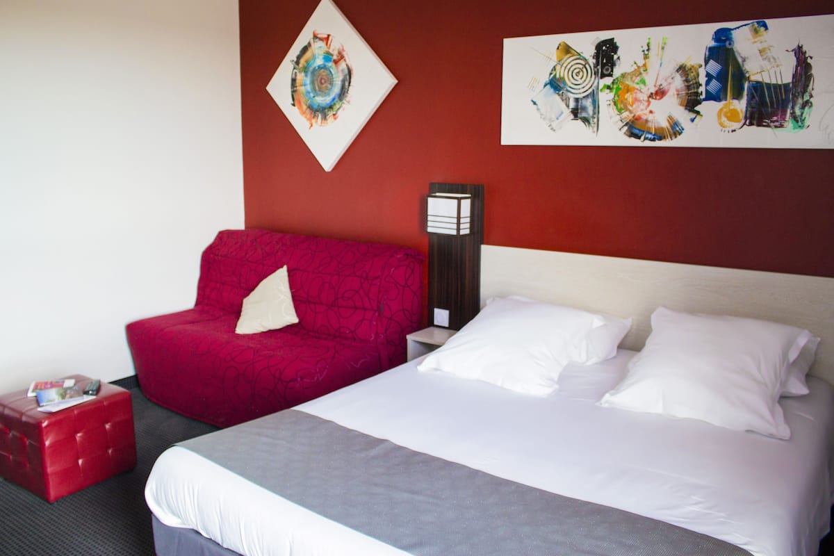 Skrivbord, arbetsyta för laptop, mörklÀggningsgardiner och ljudisolering