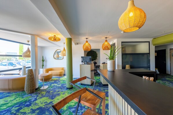 ฝ่ายต้อนรับ