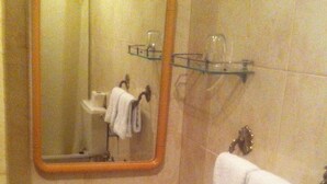 Double Room Single Use | Bathroom sink - Pensão Modelo (Lisbon)