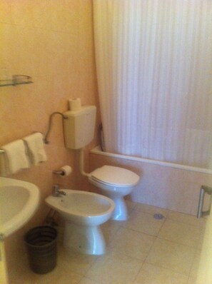 Rainfall showerhead, free toiletries, towels - Pensão Modelo (Lisbon)