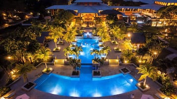 Piscina a l'aire lliure i gandules