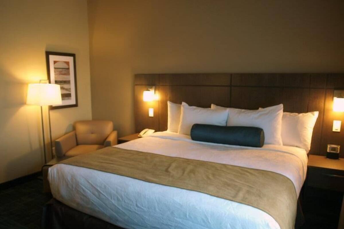 Egyptian cotton sheets, premium bedding, down comforters, pillowtop beds