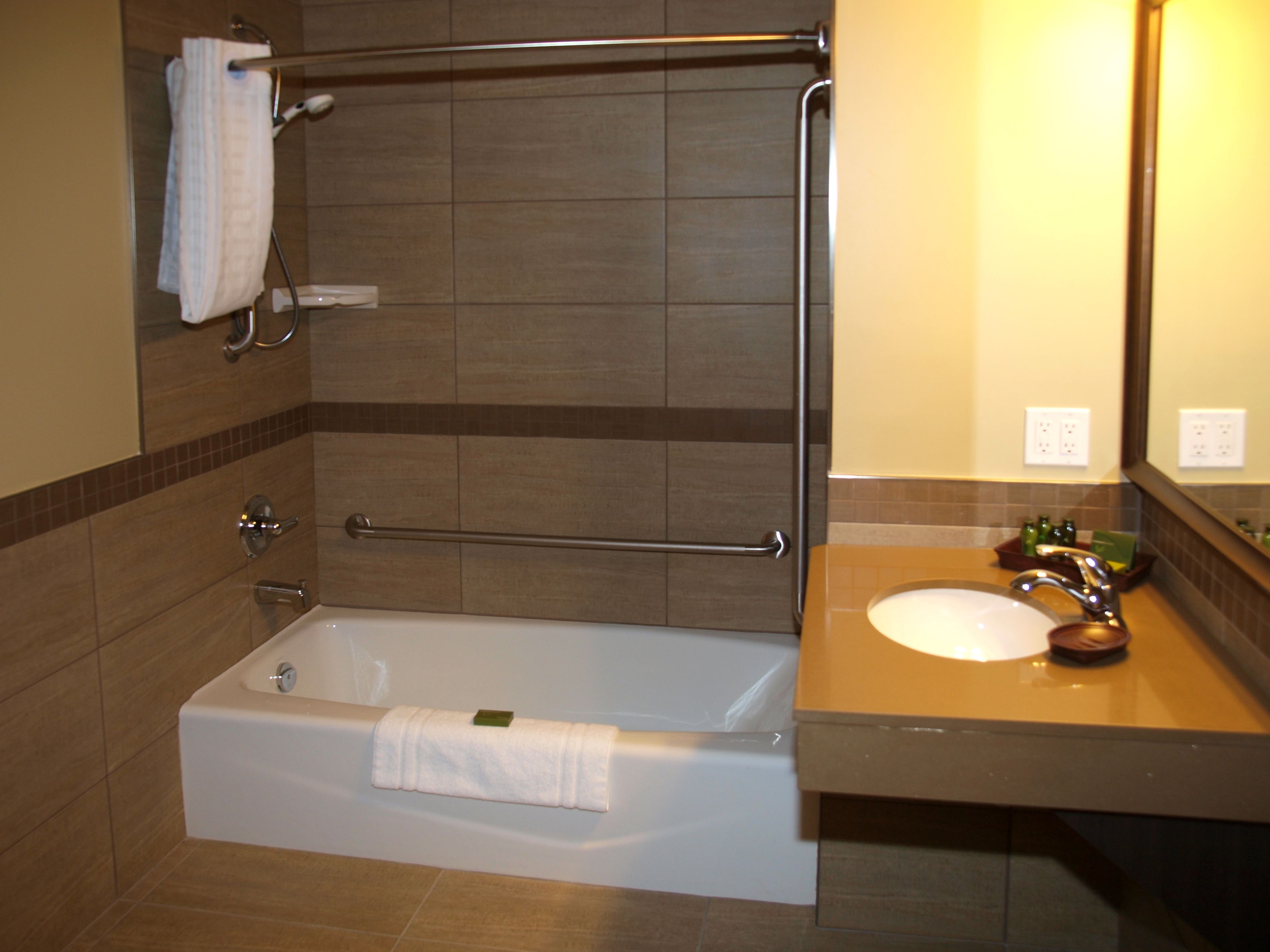 combined shower/bathtub, free toiletries, hair dryer, towels