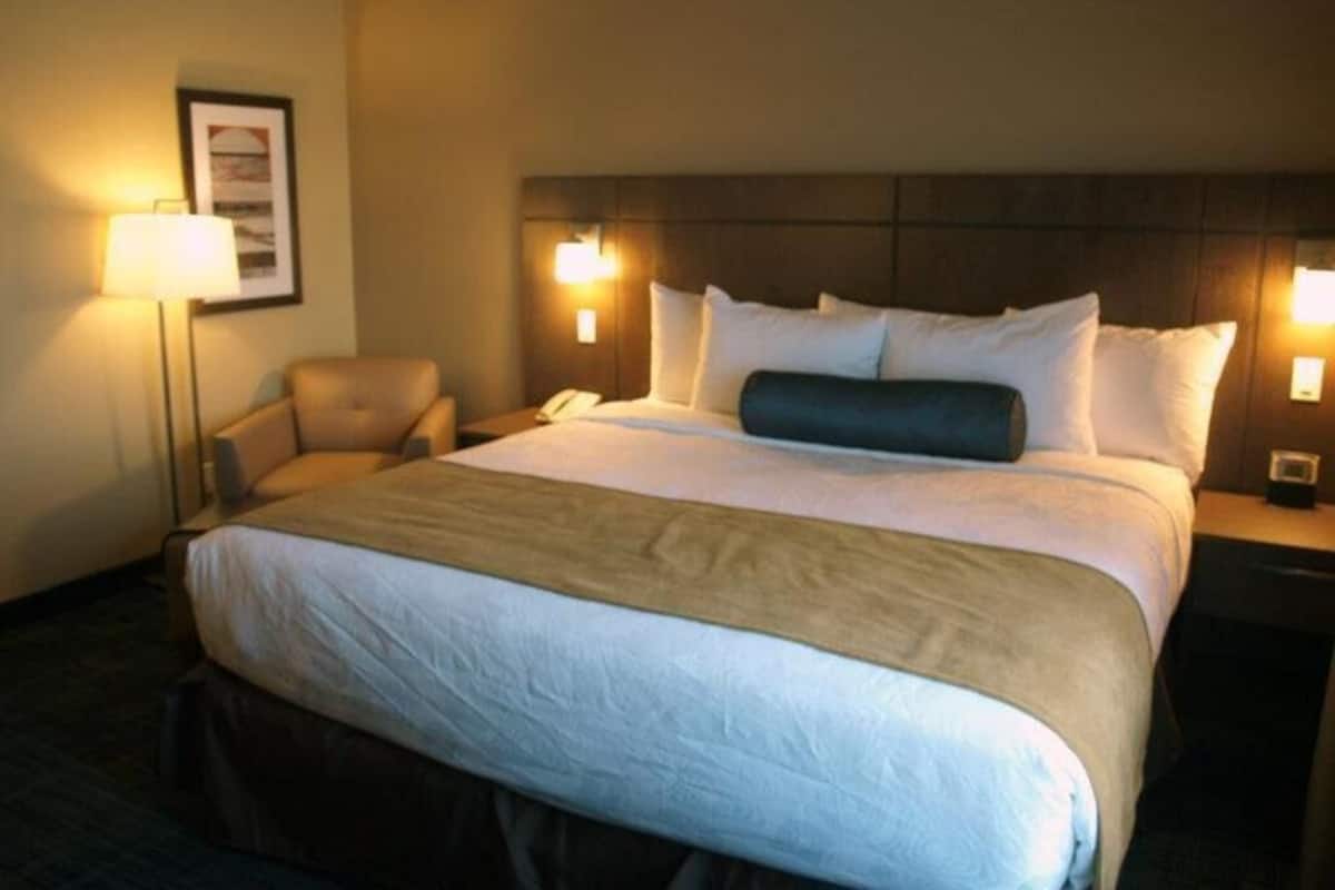 Egyptian cotton sheets, premium bedding, down comforters, pillowtop beds