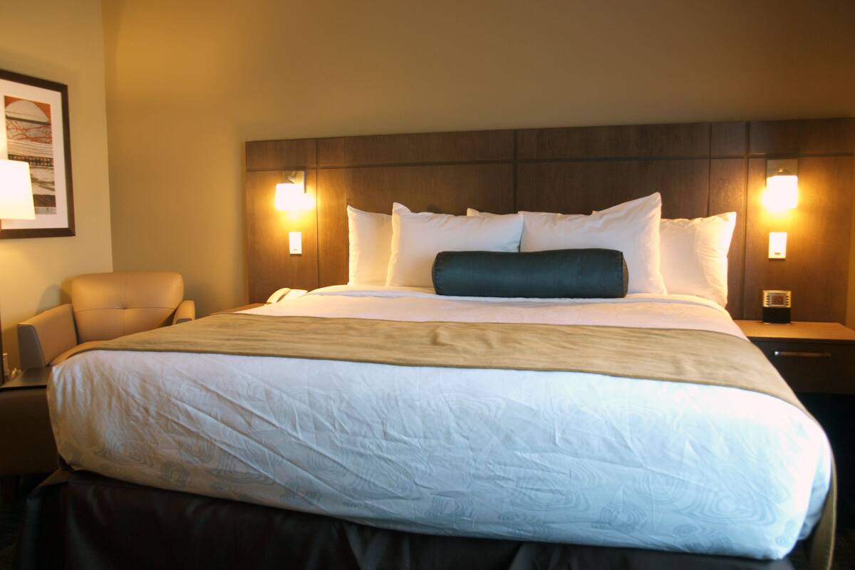 1 bedroom, egyptian cotton sheets, premium bedding, down duvets