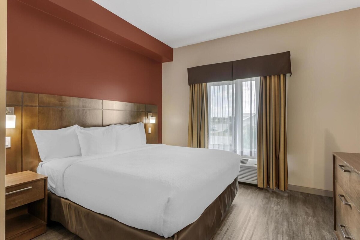 Egyptian cotton sheets, premium bedding, down comforters, pillowtop beds