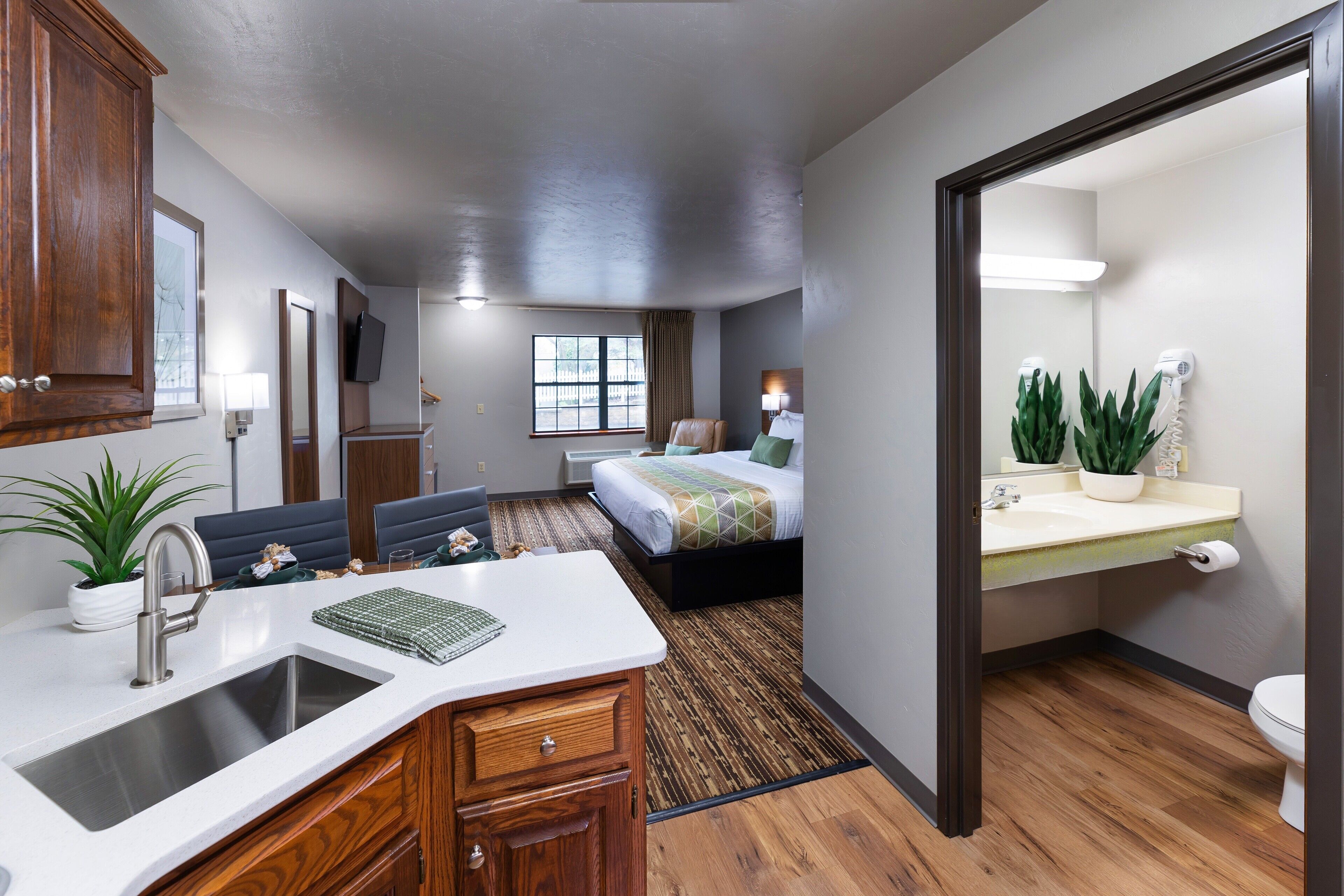 Habitación | Camas con pillow-top, decoración personalizada y muebles diferentes 