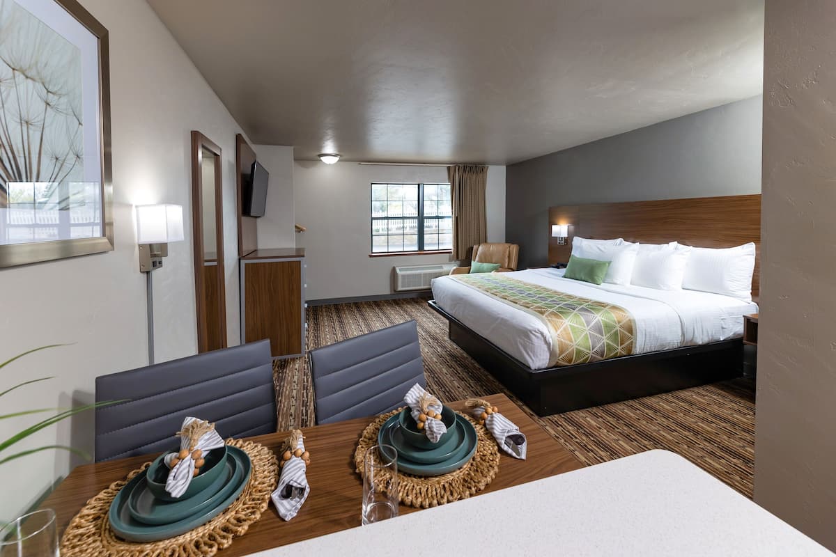 Executive Suite, 1 King Bed | 1 bedroom, pillowtop beds, individually decorated