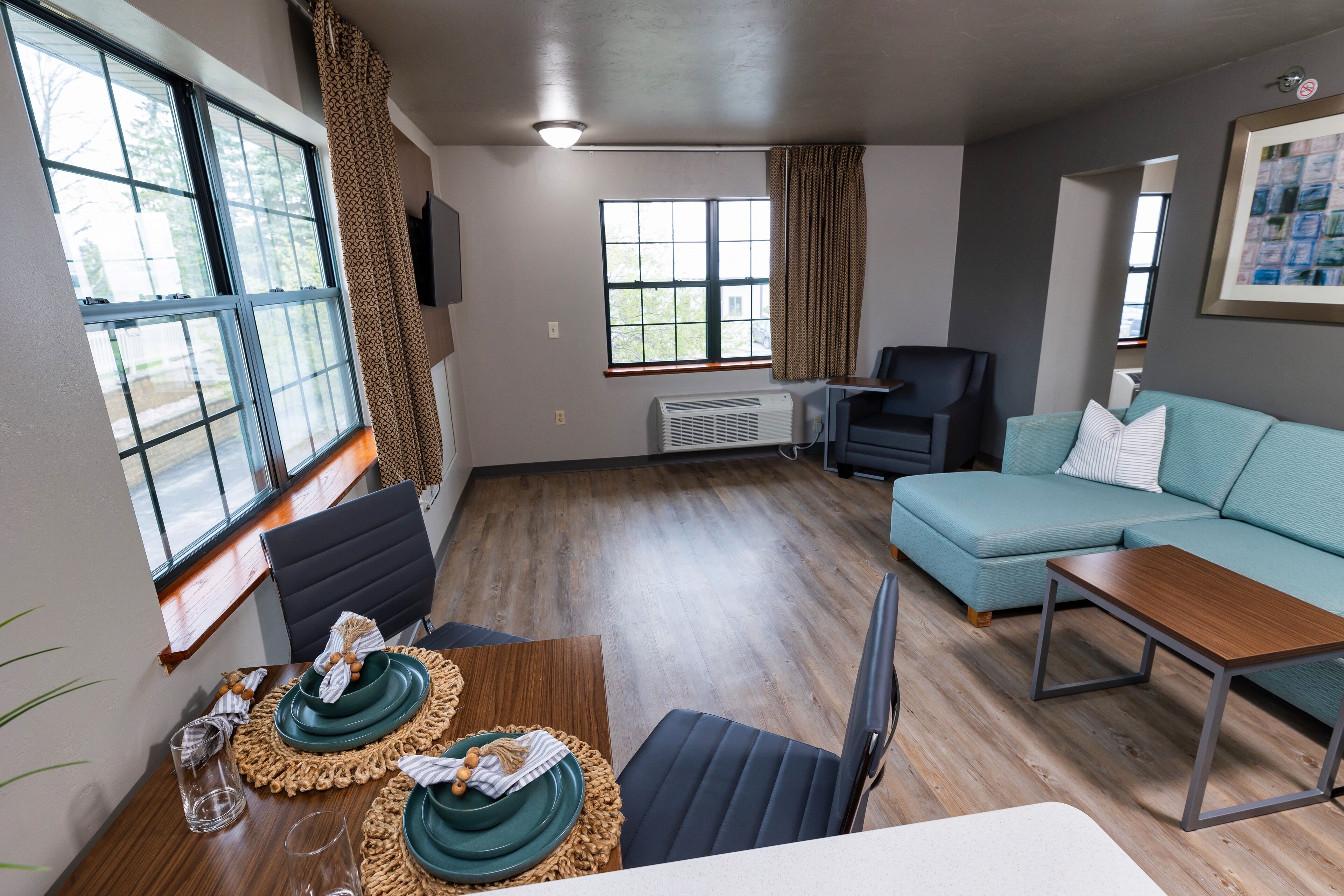 executive 2 room suite, 1 king bed | living area | 32-inch led tv with cable channels, tv