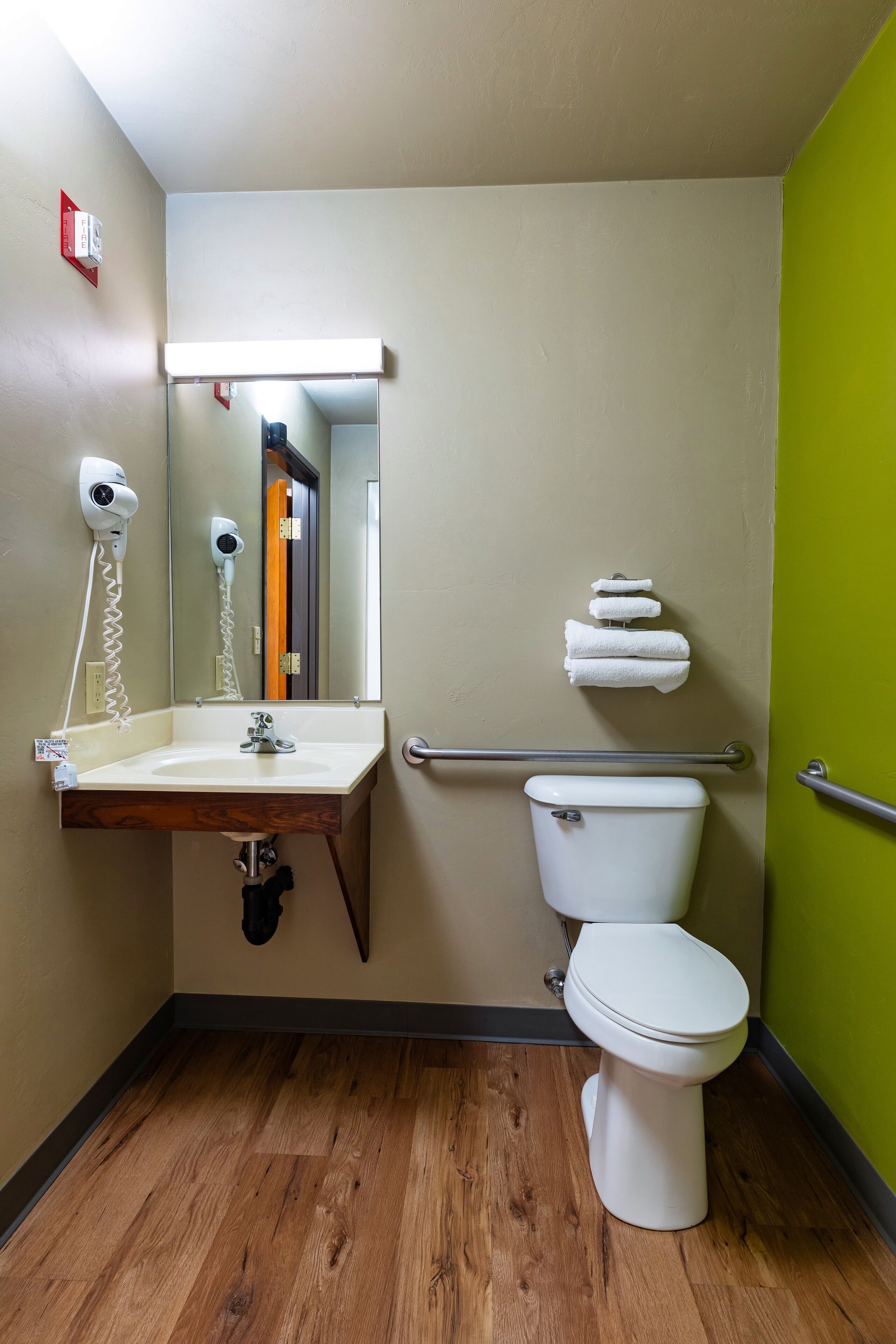 room, 1 queen bed, accessible | bathroom | combined shower/bathtub, free toiletries, hair dryer, towels