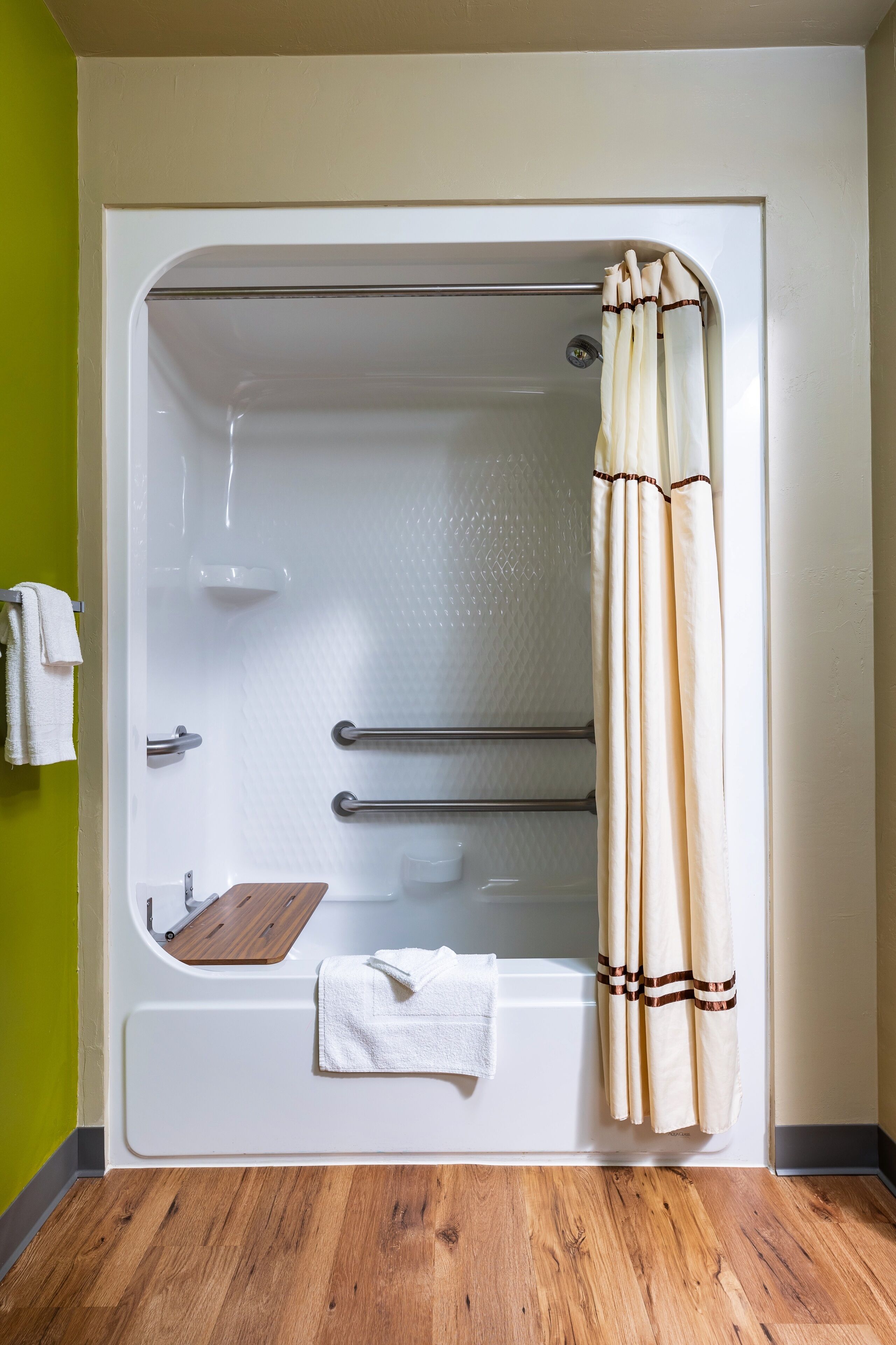 room, 1 queen bed, accessible | bathroom | combined shower/bathtub, free toiletries, hair dryer, towels