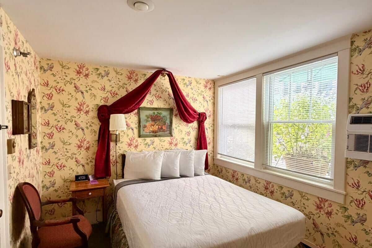 Individually decorated, iron/ironing board, free WiFi, bed sheets