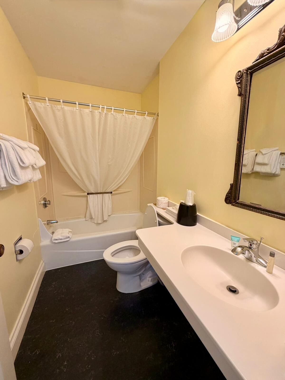 deluxe room, 1 queen bed (harbor view) | bathroom | shower, free toiletries, hair dryer, towels