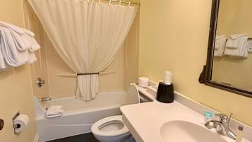 Deluxe-Zimmer, 1 Queen-Bett (Harbor View) | Badezimmer | Dusche, kostenlose Toilettenartikel, Haartrockner, Handtücher