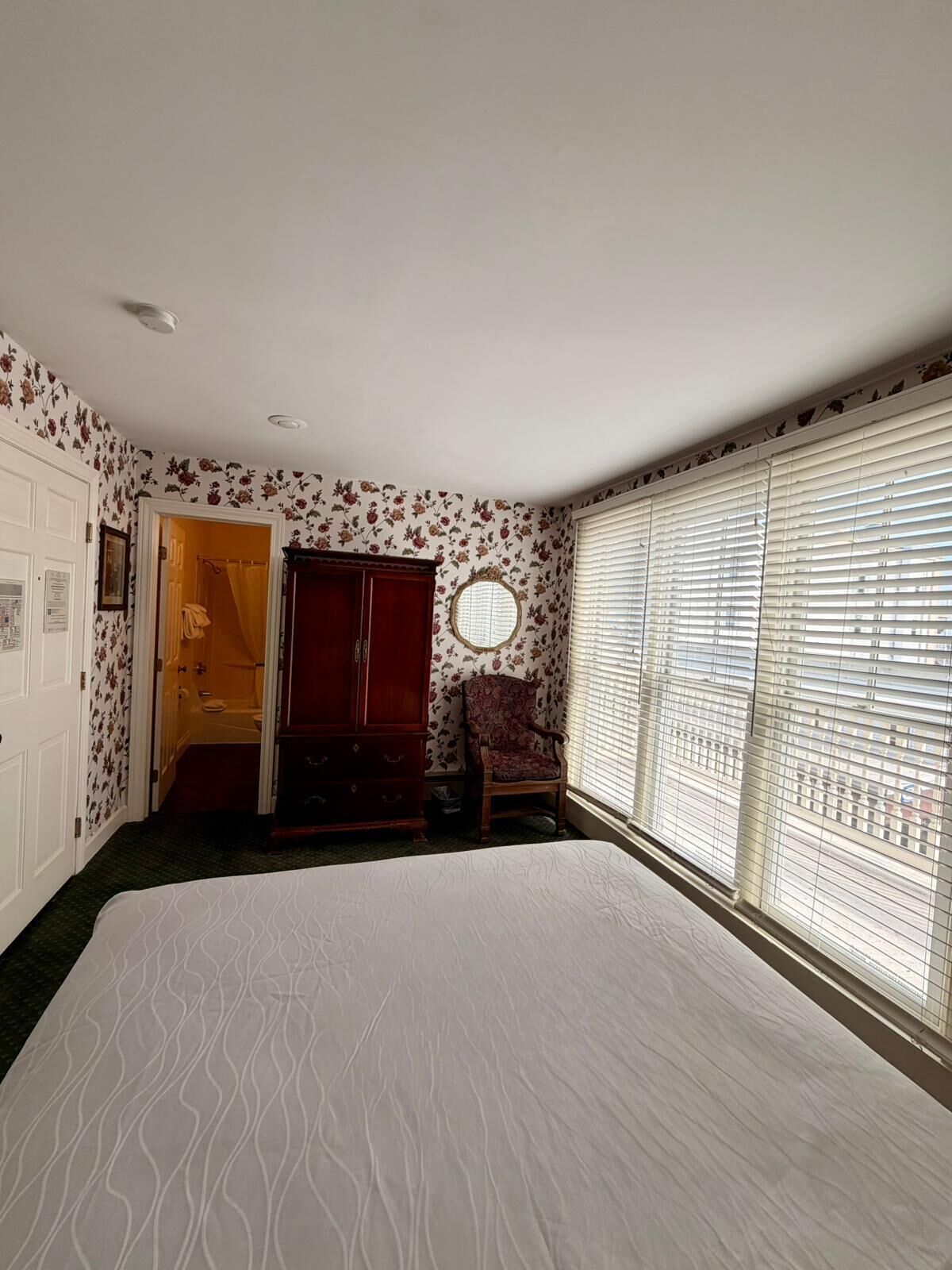 deluxe room, 1 queen bed (harbor view) | individually decorated, individually furnished, iron/ironing board