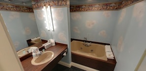 Habitación Deluxe, 1 cama King size (Whirlpool bath) | Baño | Regadera, amenidades de baño gratuitas, secadora de cabello, toallas