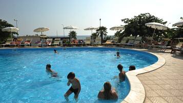 Piscine extérieure (ouverte en saison), parasols de plage