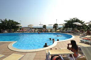 Seasonal outdoor pool, pool umbrellas, pool loungers - Villaggio Club Eden (Torricella)