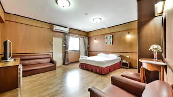 Habitación superior | Minibar, caja de seguridad en la habitación y escritorio