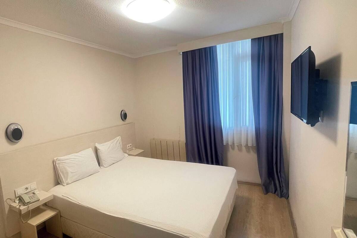 Minibar, in-room safe, WiFi (free)