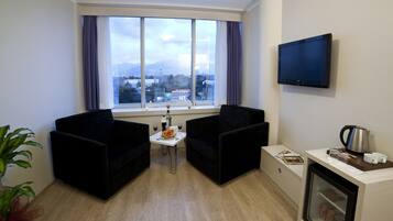 Suite Room | Área de sala de estar | Televisión LCD
