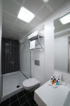 Standard Room | Bathroom | Shower, hair dryer, slippers - Walk In Hotel (Izmir)