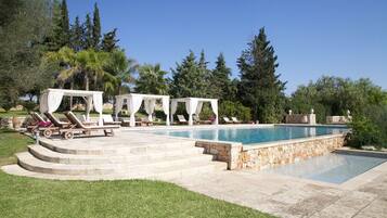 Piscine couverte, piscine extérieure (ouverte en saison)