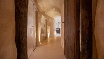 Executive Suite | Minibar, in-room safe, soundproofing, iron/ironing board