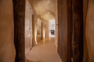 行政套房 | 迷你吧、客房内保险箱、隔音、熨斗/熨板