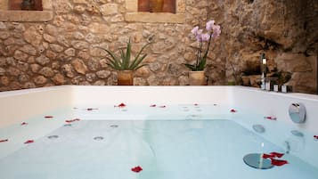 Junior Suite (Executive) | Private spa tub