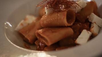 Un plato de pasta con guarnición.