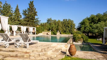 Inomhuspool, en säsongsöppen utomhuspool, parasoller och solstolar