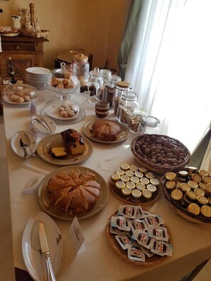 Tägliches Frühstücksbuffet gegen Gebühr