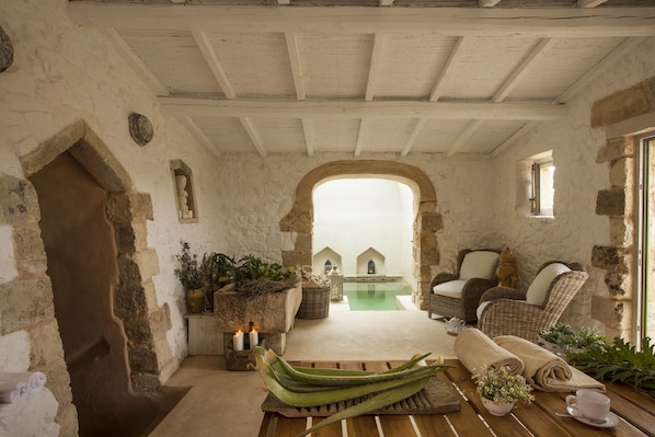 Hot tub, mata air panas/mineral, dan pemandian Turki/hammam