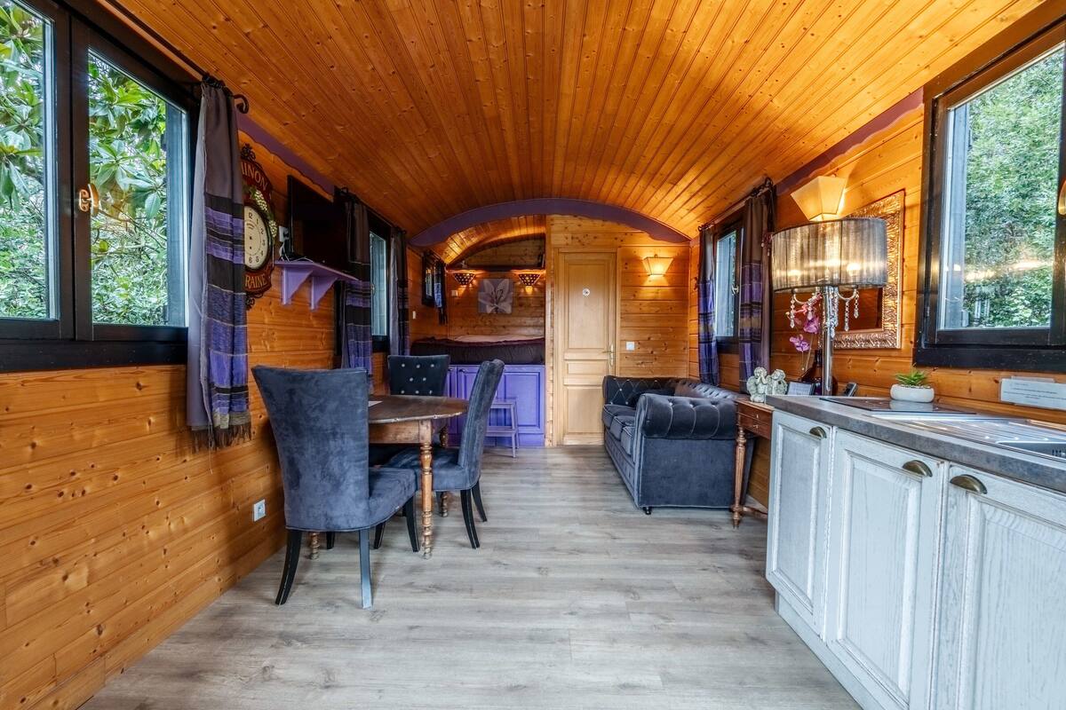 mobile home (caravan baroque) | 1 bedroom, premium bedding, soundproofing, iron/ironing board