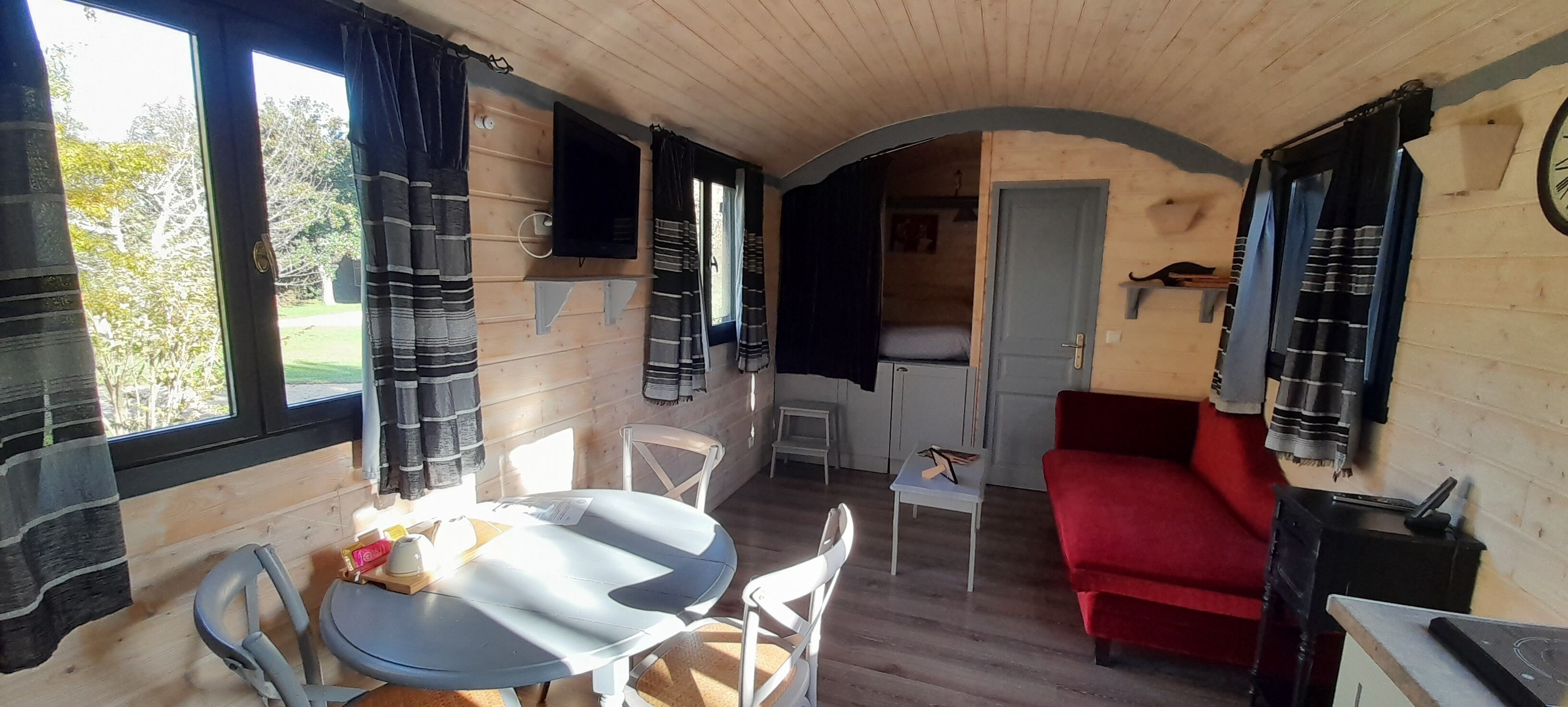 Premium bedding, soundproofing, iron/ironing board, free WiFi