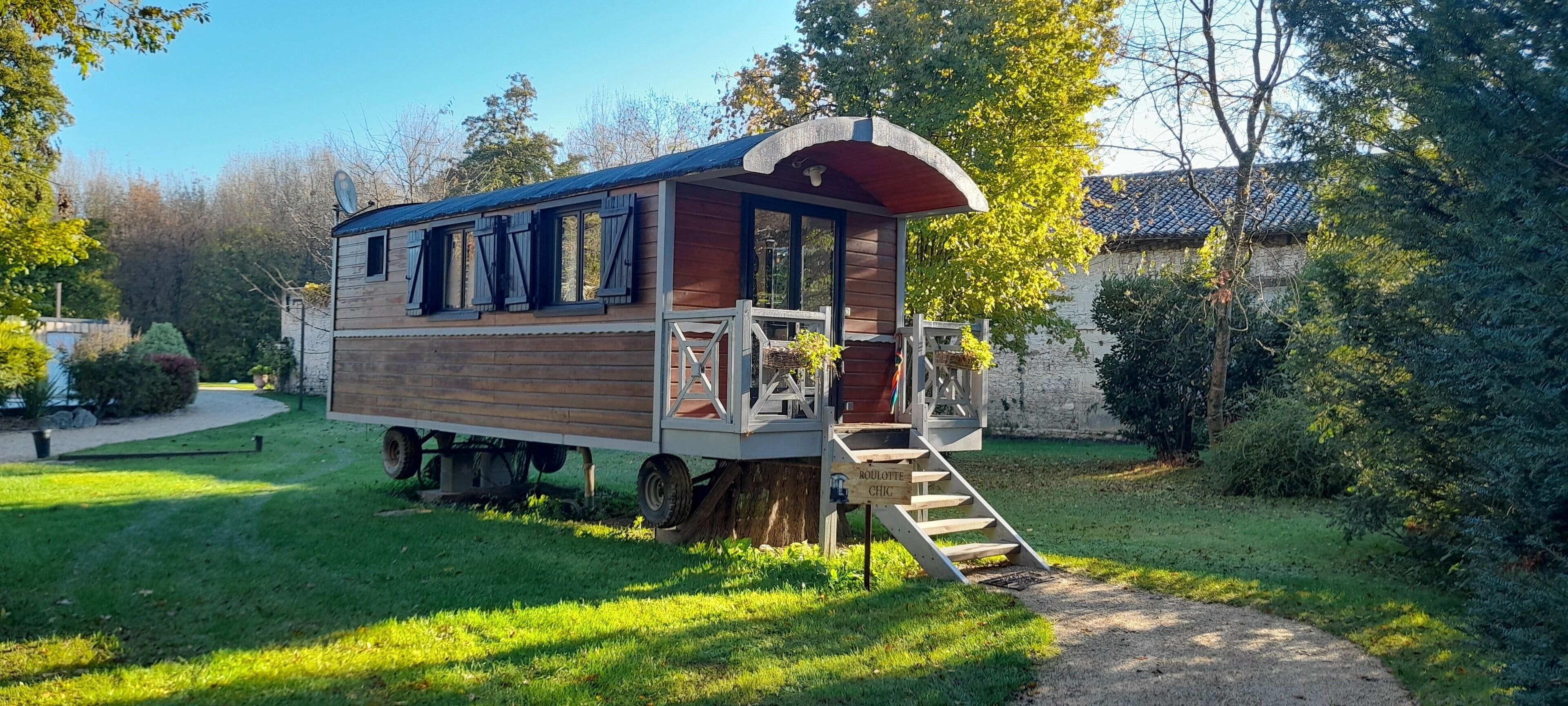 Stacaravan (Caravan Chic) | Luxe beddengoed, geluiddichte muren, een strijkplank/strijkijzer