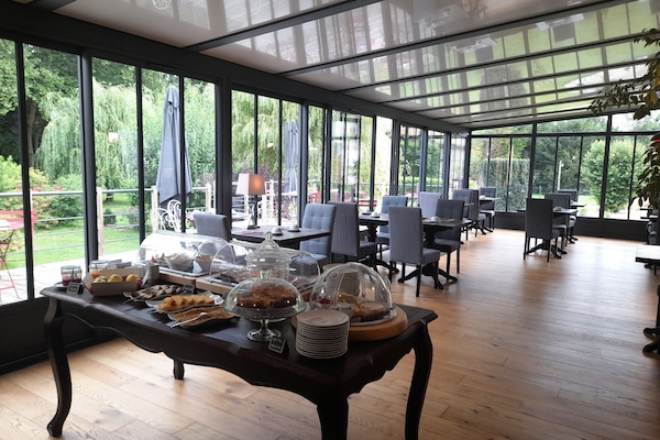 Daily buffet breakfast (EUR 12.90 per person)