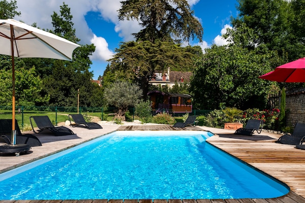 Außenpool (je nach Saison geöffnet), Sonnenschirme, Liegestühle