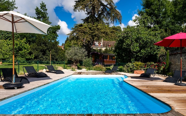 季節性室外泳池;09:00 至 20:00 開放;泳池傘、躺椅