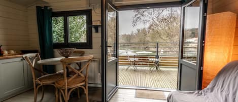 Premium bedding, soundproofing, iron/ironing board, free WiFi