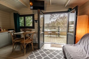 Premium bedding, soundproofing, iron/ironing board, free WiFi